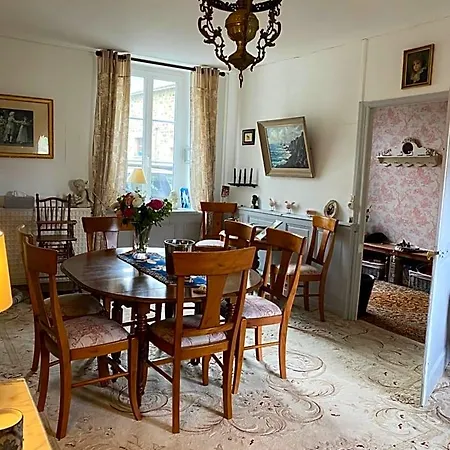 Le Trianon Nocleg ze śniadaniem 3*